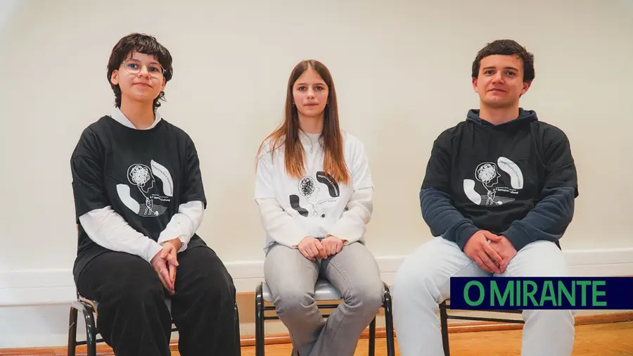 Catarina Marques, Beatriz Marques Ribeiro e Francisco Brás são os anfitriões da participação além-fronteiras. Foto Agrupamento de Escolas Templários Catarina Marques, Beatriz Marques Ribeiro e Francisco Brás são os anfitriões da participação além-fronteiras. Foto Agrupamento de Escolas Templários