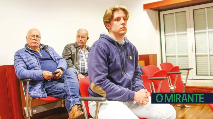 Moradores vão à assembleia de Alcanena protestar contra mau cheiro de vacaria Moradores vão à assembleia de Alcanena protestar contra mau cheiro de vacaria