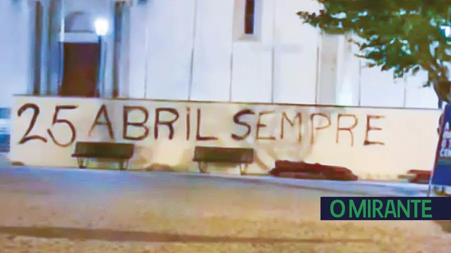 Muros vandalizados em Azambuja no 25 de Abril Muros vandalizados em Azambuja no 25 de Abril