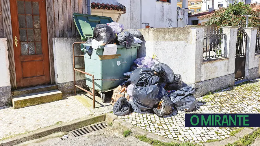 Estacionamento indevido impede recolha de lixo em rua de Alenquer Estacionamento indevido impede recolha de lixo em rua de Alenquer