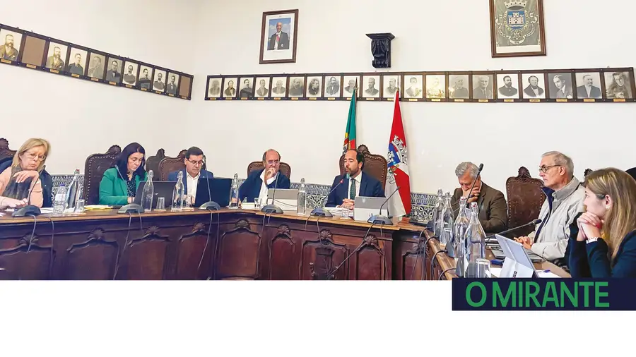 Contas da Câmara de Santarém com saldo positivo e dívida a descer Contas da Câmara de Santarém com saldo positivo e dívida a descer