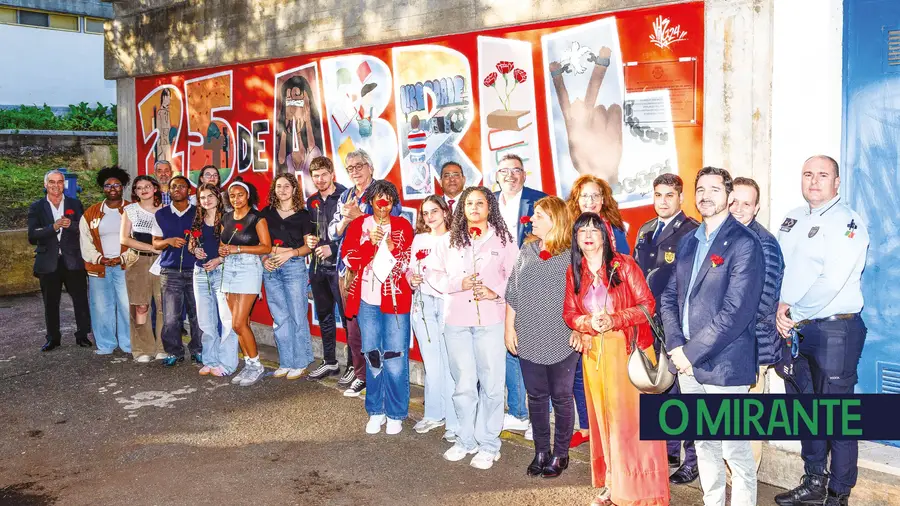 A turma de artes do 10º ano da Escola Secundária Alves Redol A turma de artes do 10º ano da Escola Secundária Alves Redol