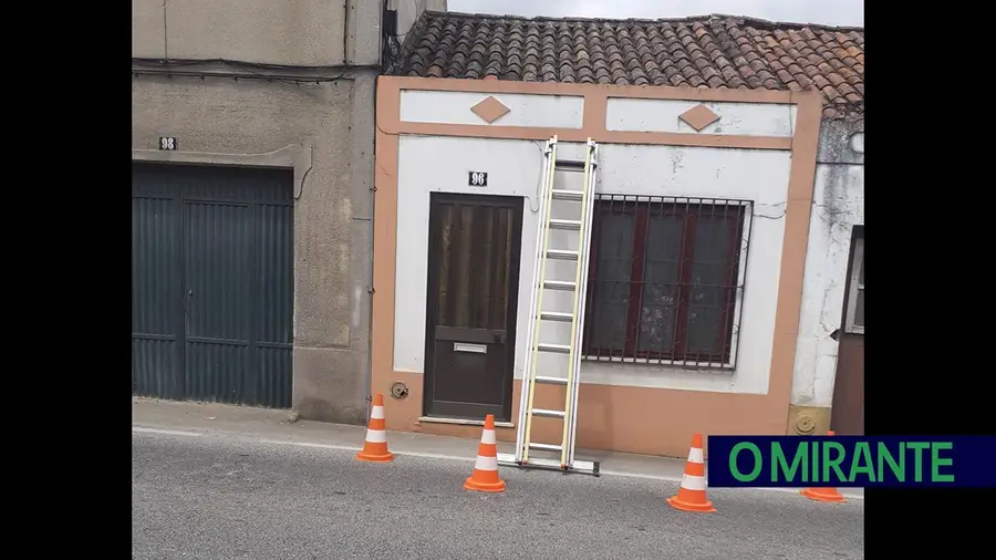 Morador da Chamusca queixa-se de elevados prejuízos por causa de trabalhos de operadoras de telecomunicações Morador da Chamusca queixa-se de elevados prejuízos por causa de trabalhos de operadoras de telecomunicações