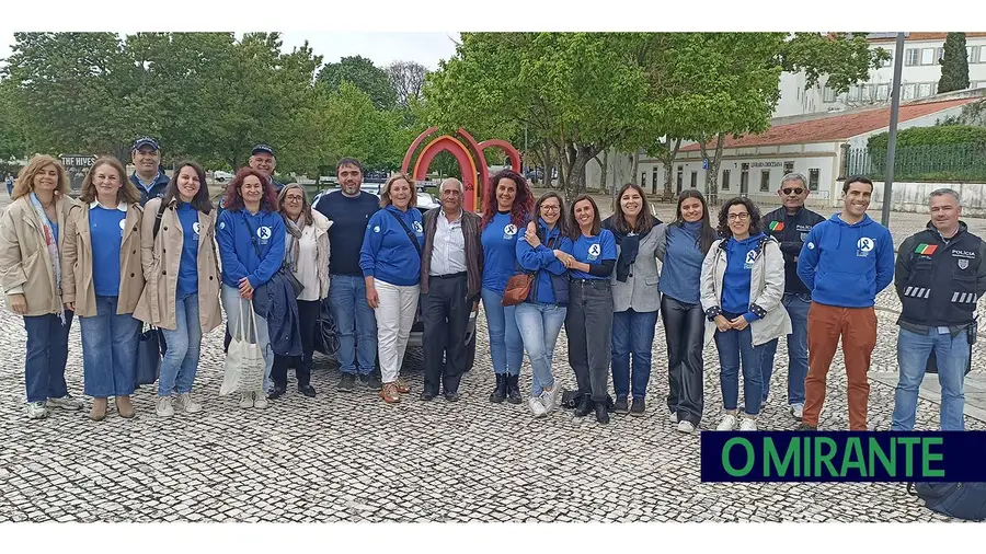 Laço azul humano em Santarém alerta para o problema dos maus tratos na infância Laço azul humano em Santarém alerta para o problema dos maus tratos na infância