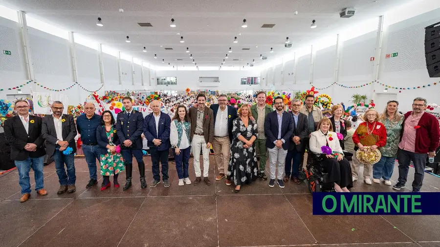 Festa da Flor reúne 1.200 seniores em Vila Franca de Xira e presta homenagem ao papa Festa da Flor reúne 1.200 seniores em Vila Franca de Xira e presta homenagem ao papa