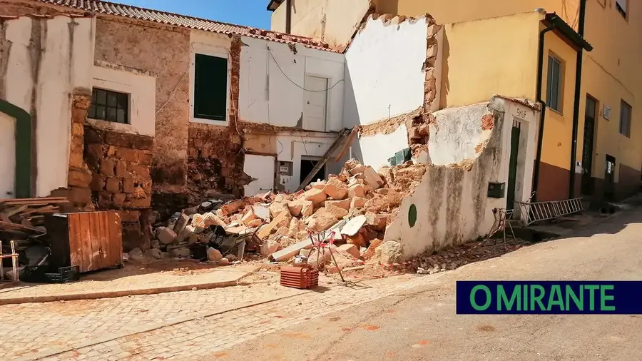 O edifício sede da Sociedade Musical União Pernense sofreu uma derrocada em Agosto de 2022. Foto Arquivo DR O edifício sede da Sociedade Musical União Pernense sofreu uma derrocada em Agosto de 2022. Foto Arquivo DR