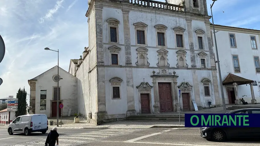 Município dá 101 mil euros à Misericórdia de Santarém para pintar igreja Município dá 101 mil euros à Misericórdia de Santarém para pintar igreja