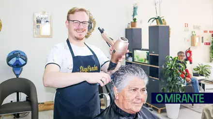 Diogo Pombas tem uma vida multifacetada como cabeleireiro, actor e fadista Diogo Pombas tem uma vida multifacetada como cabeleireiro, actor e fadista