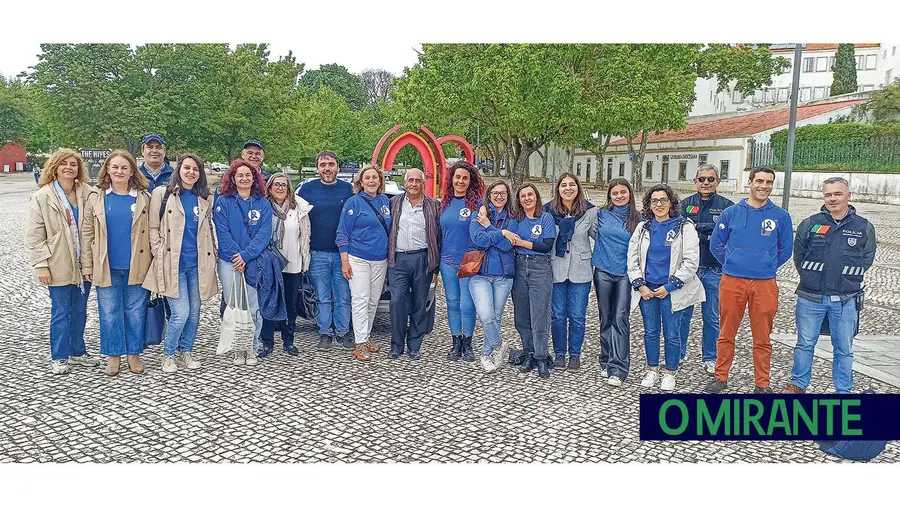 Laço azul humano alerta para a questão dos maus tratos na infância Laço azul humano alerta para a questão dos maus tratos na infância