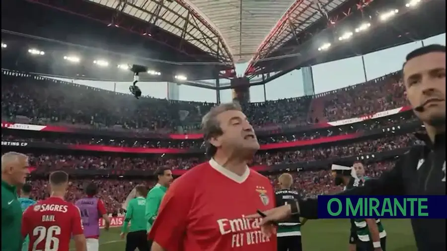 Empresário de Ourém pede desculpa por invadir campo no Benfica-Sporting Empresário de Ourém pede desculpa por invadir campo no Benfica-Sporting