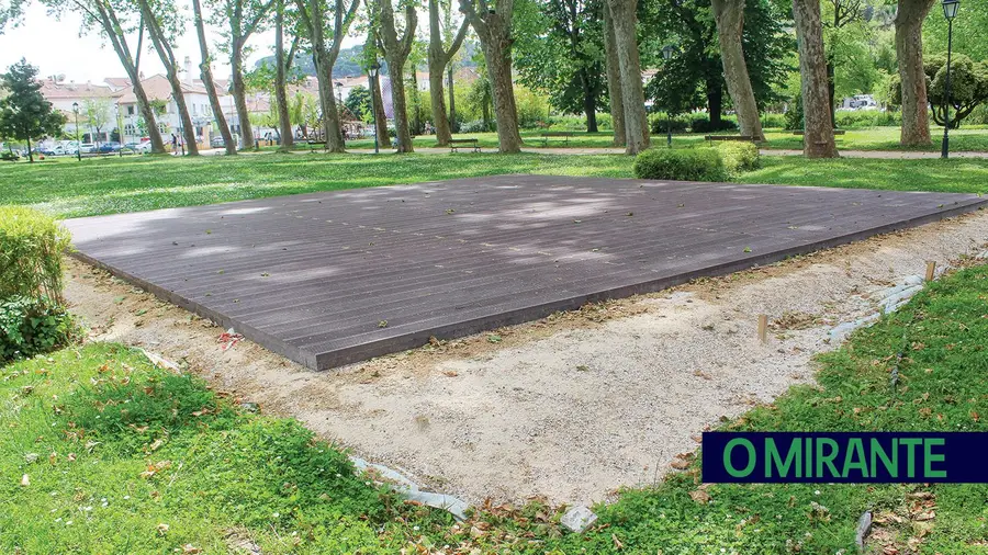 Colocação de estrado no Parque do Mouchão gera polémica em Tomar Colocação de estrado no Parque do Mouchão gera polémica em Tomar