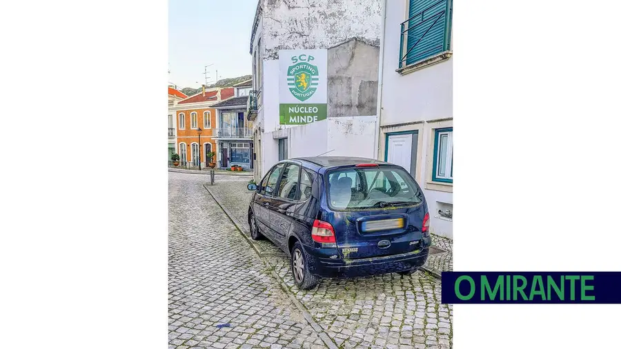 Carro abandonado em Minde há vários anos é exemplo da falta de actuação das autoridades Carro abandonado em Minde há vários anos é exemplo da falta de actuação das autoridades