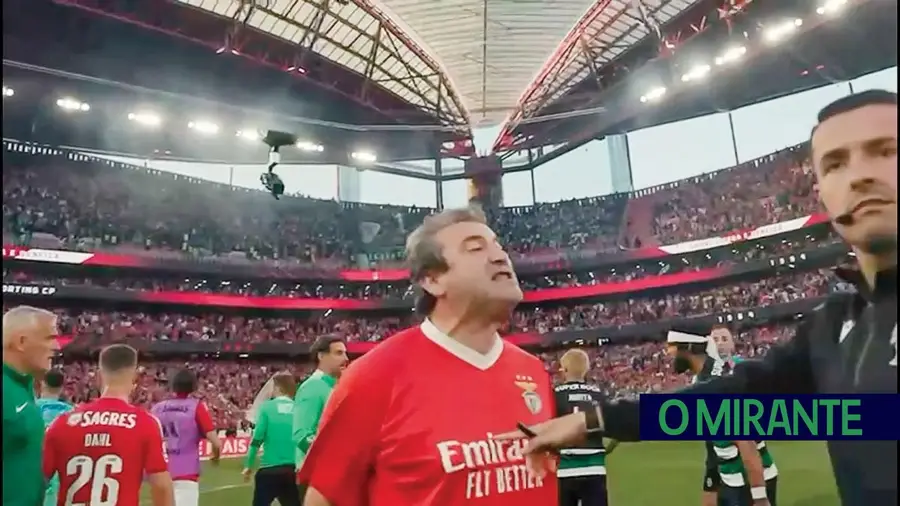 Empresário de Ourém pede desculpa por invadir campo no Benfica-Sporting Empresário de Ourém pede desculpa por invadir campo no Benfica-Sporting