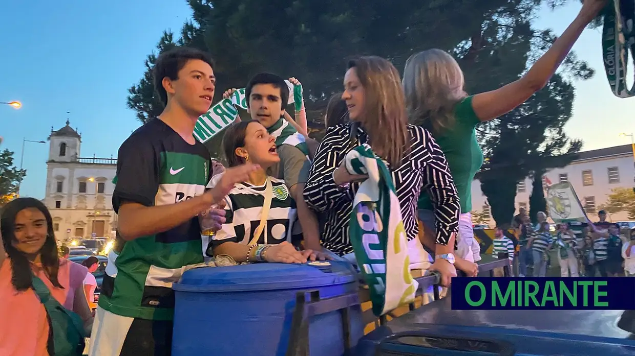 Adeptos do Sporting festejam bicampeonato em Santarém