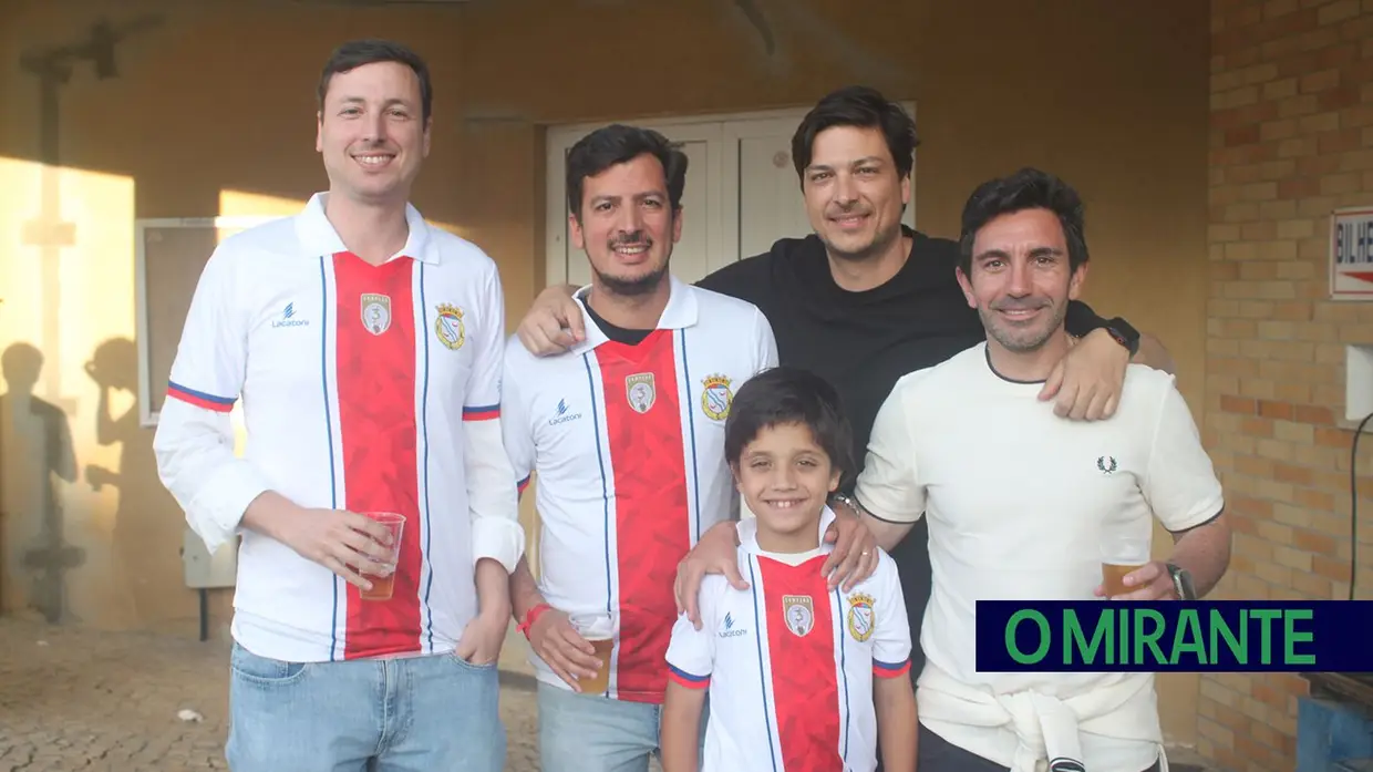Festa da subida do Alverca celebrada efusivamente pela noite fora