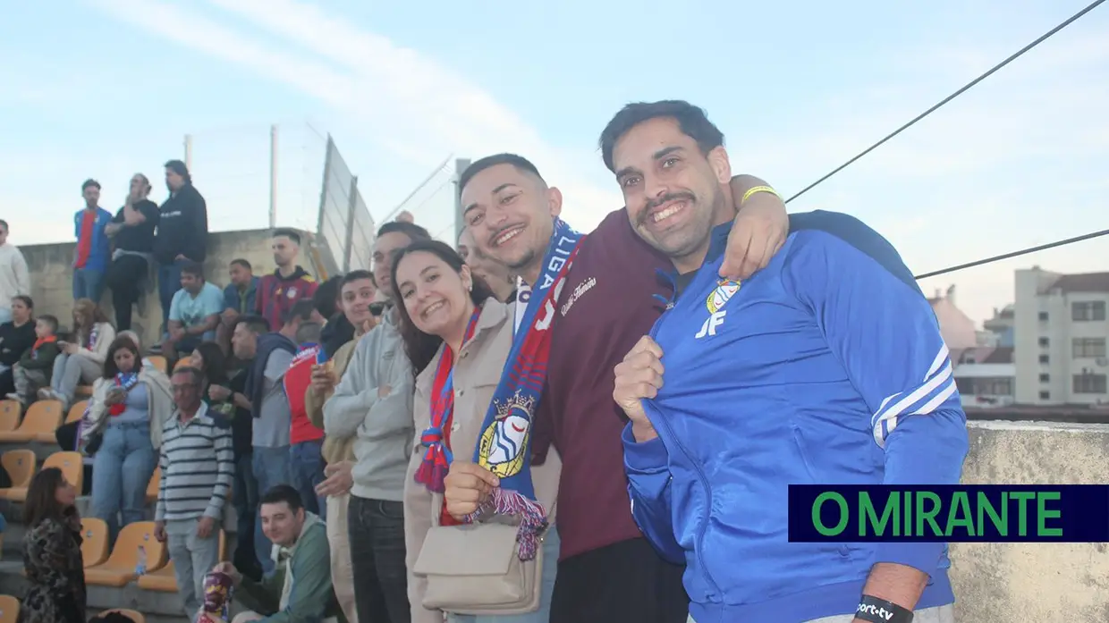 Festa da subida do Alverca celebrada efusivamente pela noite fora