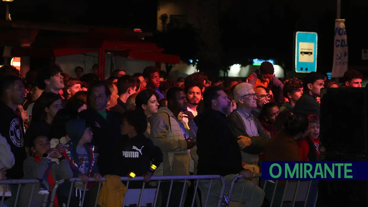 Festa da subida do Alverca celebrada efusivamente pela noite fora