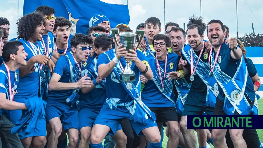 União de Almeirim campeão distrital de juvenis em futebol União de Almeirim campeão distrital de juvenis em futebol