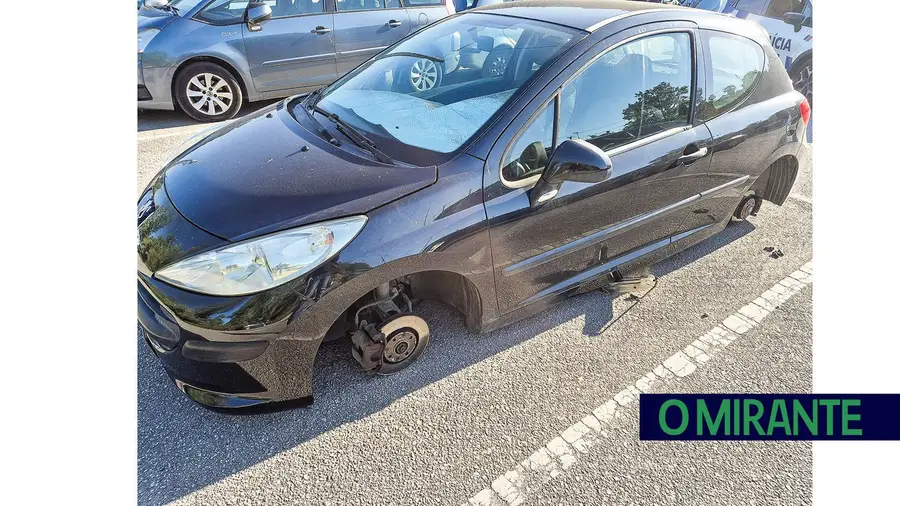 Carro ficou sem rodas no parque junto à estação ferroviária de Santarém