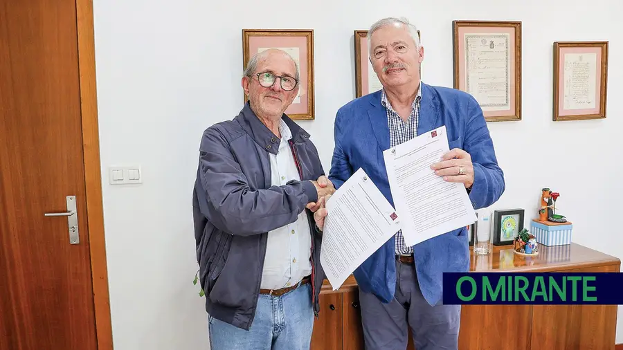 Azambuja apoia compra de ambulância para os Bombeiros de Alcoentre Azambuja apoia compra de ambulância para os Bombeiros de Alcoentre