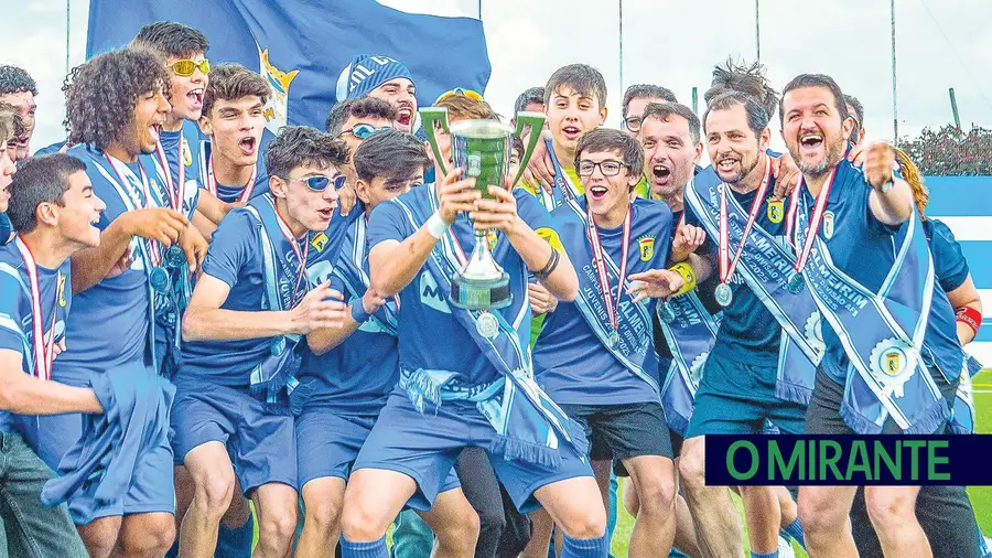 União de Almeirim é campeão distrital de juvenis em futebol União de Almeirim é campeão distrital de juvenis em futebol