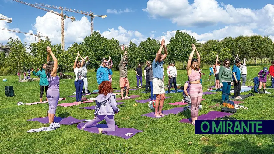 Yoga é uma actividade para toda a família que promove o bem-estar e o auto-conhecimento Yoga é uma actividade para toda a família que promove o bem-estar e o auto-conhecimento