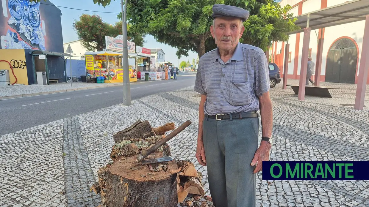 A arte da tiragem da cortiça ainda resiste em Santana do Mato
