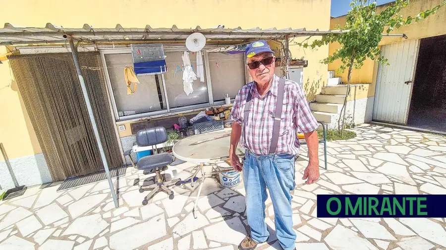 Morador do Porto Alto desespera com acumulação de lixo em terreno vizinho Morador do Porto Alto desespera com acumulação de lixo em terreno vizinho