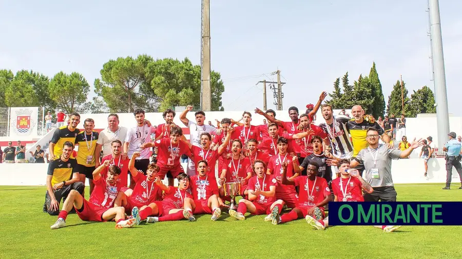 Ferreira do Zêzere conquista Taça do Ribatejo e faz a dobradinha no futebol distrital Ferreira do Zêzere conquista Taça do Ribatejo e faz a dobradinha no futebol distrital