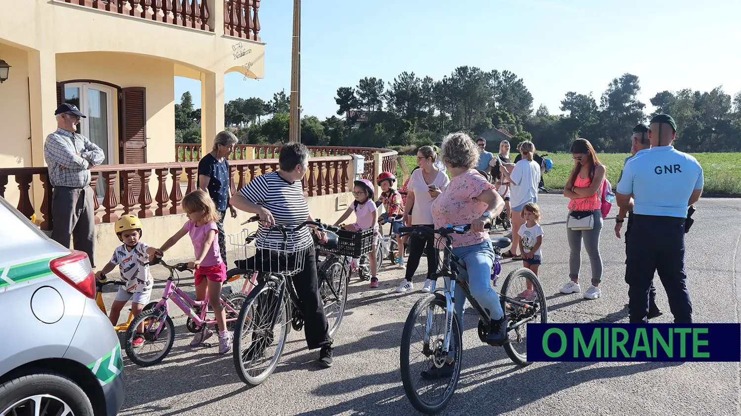 Crianças do Frade de Baixo vão de bicicleta para a escola