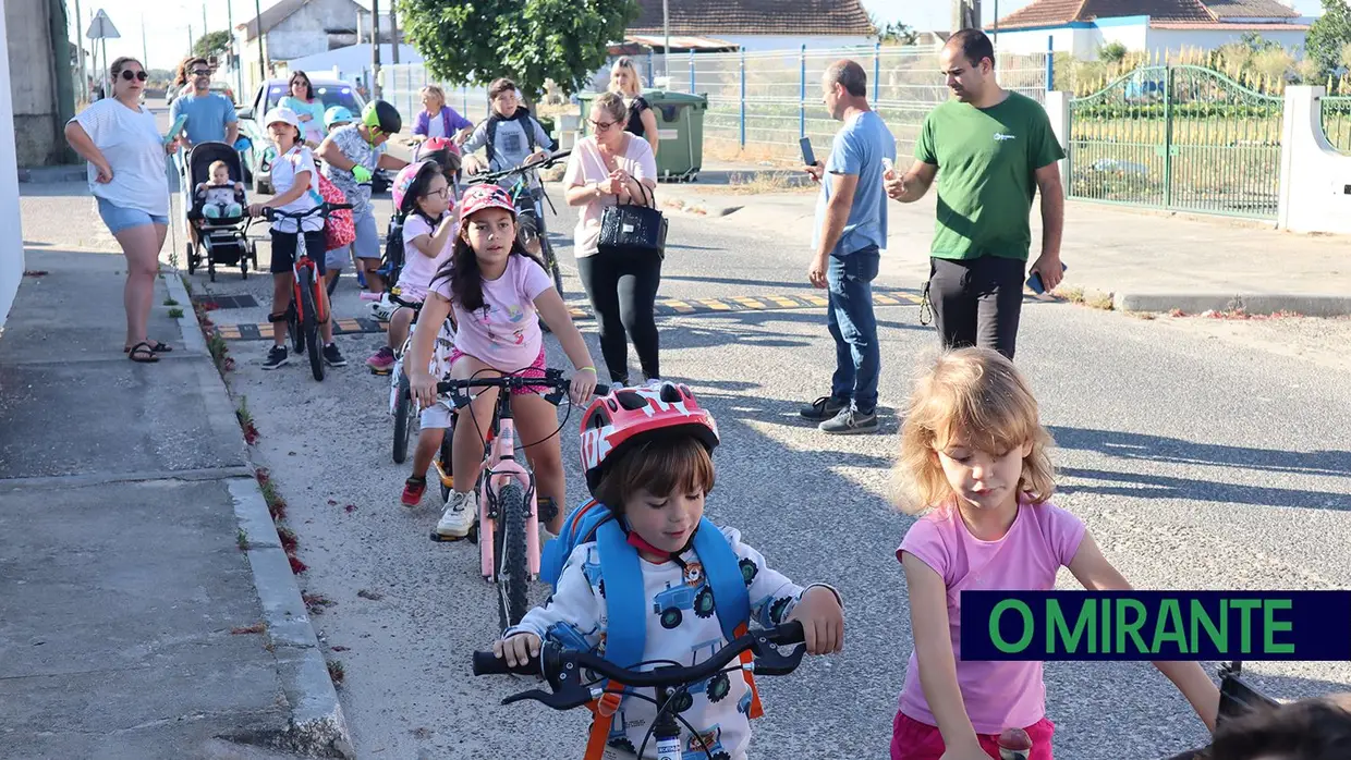 Crianças do Frade de Baixo vão de bicicleta para a escola