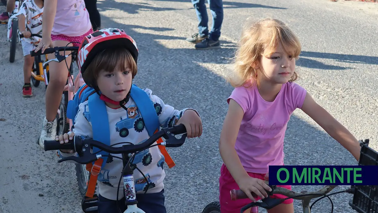Crianças do Frade de Baixo vão de bicicleta para a escola
