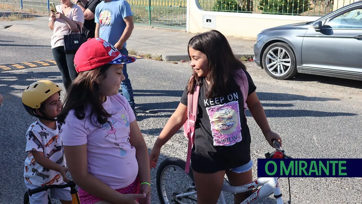 Crianças do Frade de Baixo vão de bicicleta para a escola