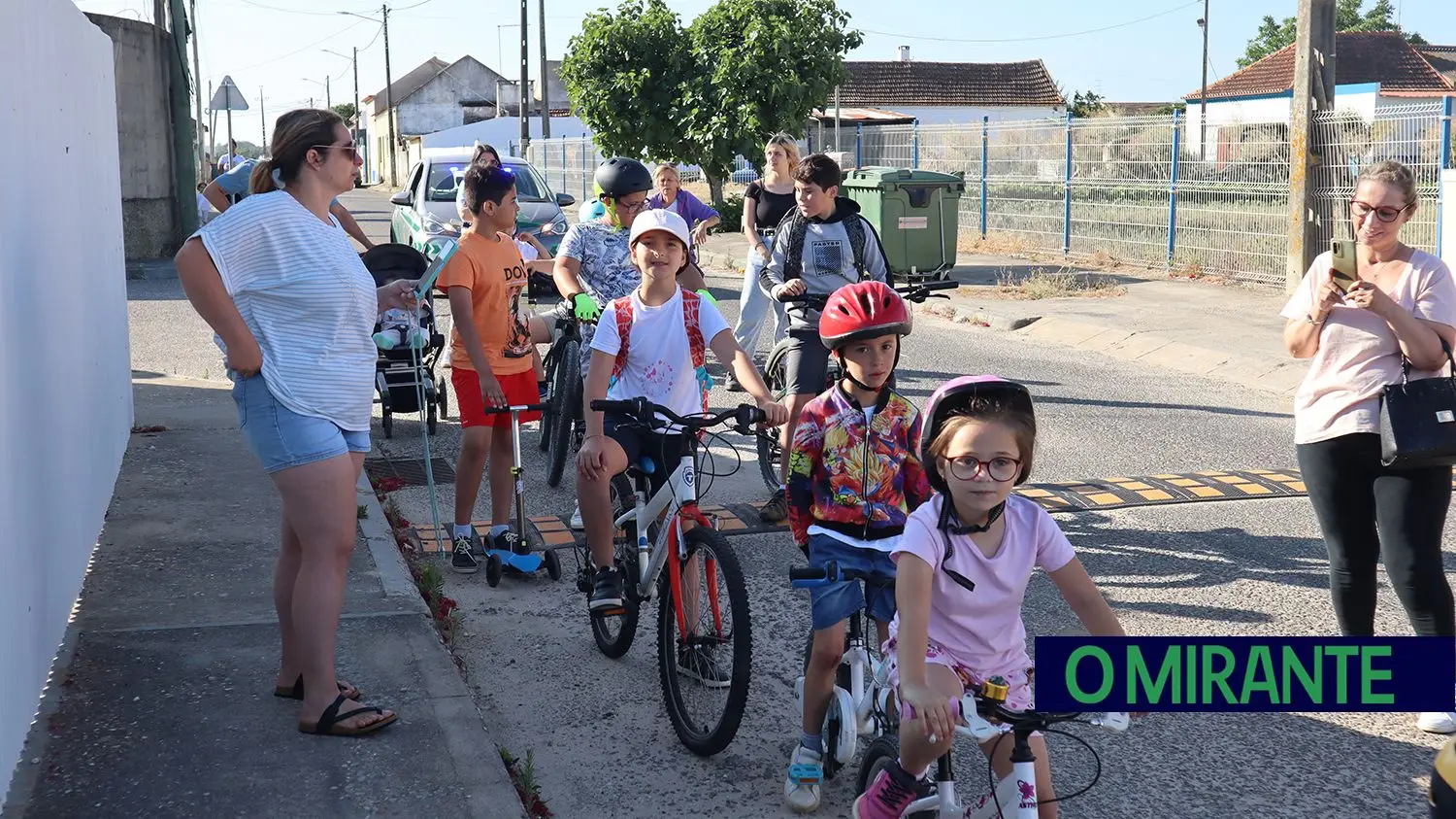 Crianças do Frade de Baixo vão de bicicleta para a escola