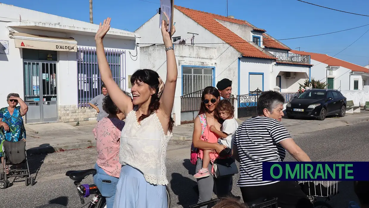 Crianças do Frade de Baixo vão de bicicleta para a escola