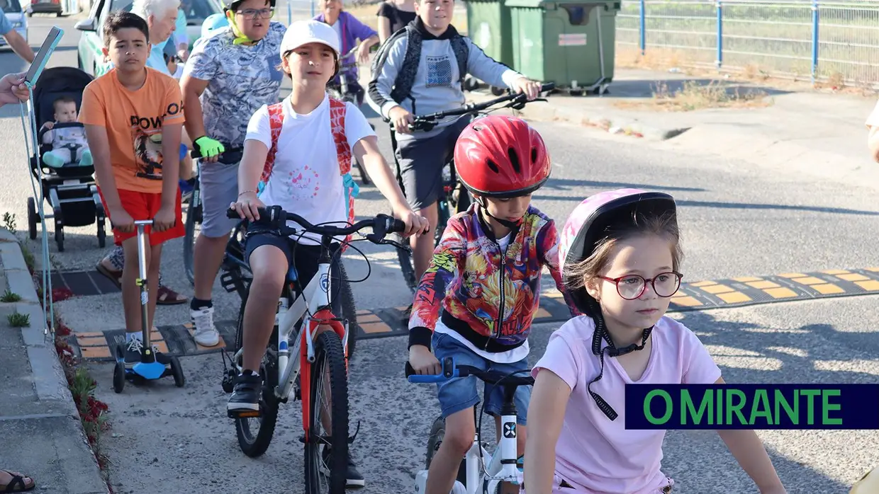 Crianças do Frade de Baixo vão de bicicleta para a escola