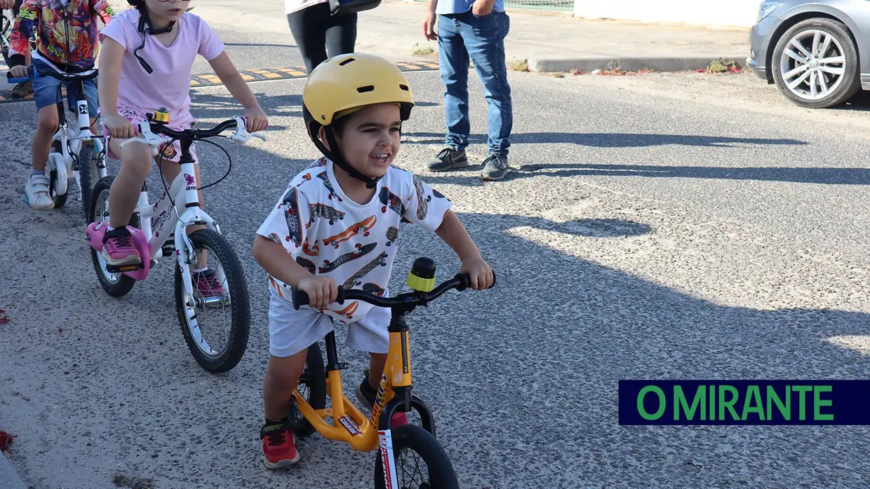 Crianças do Frade de Baixo vão de bicicleta para a escola