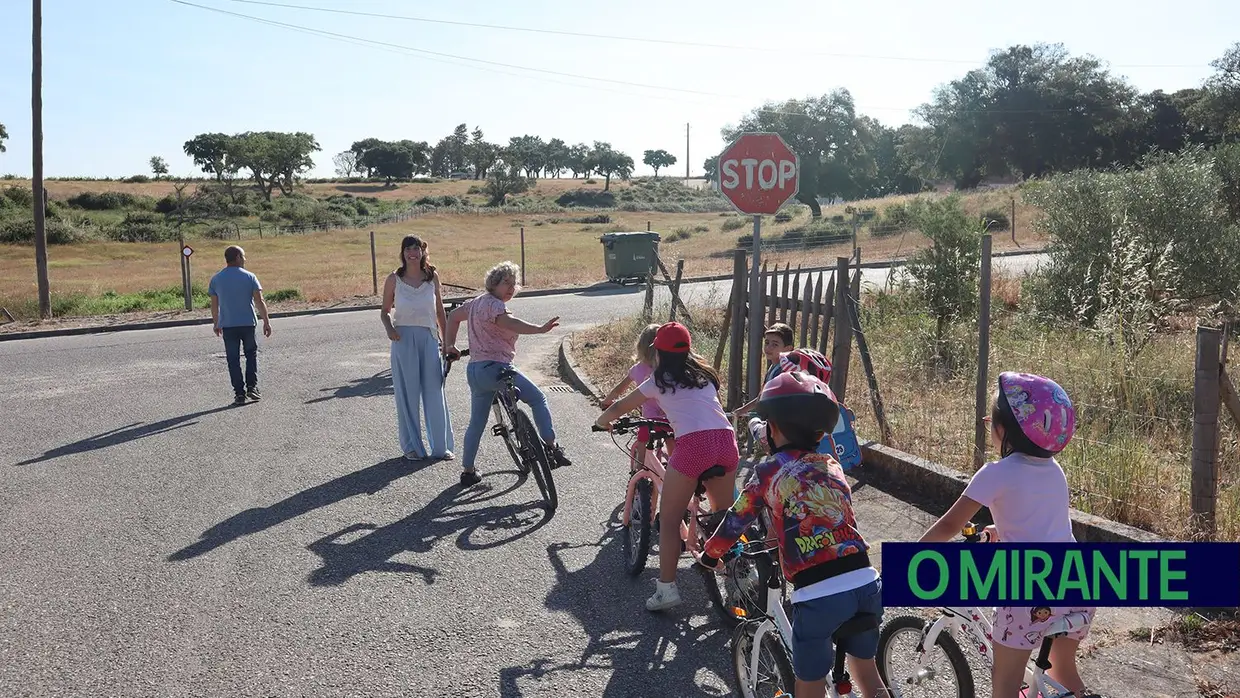 Crianças do Frade de Baixo vão de bicicleta para a escola