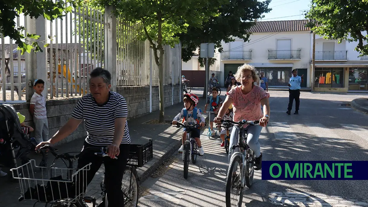 Crianças do Frade de Baixo vão de bicicleta para a escola