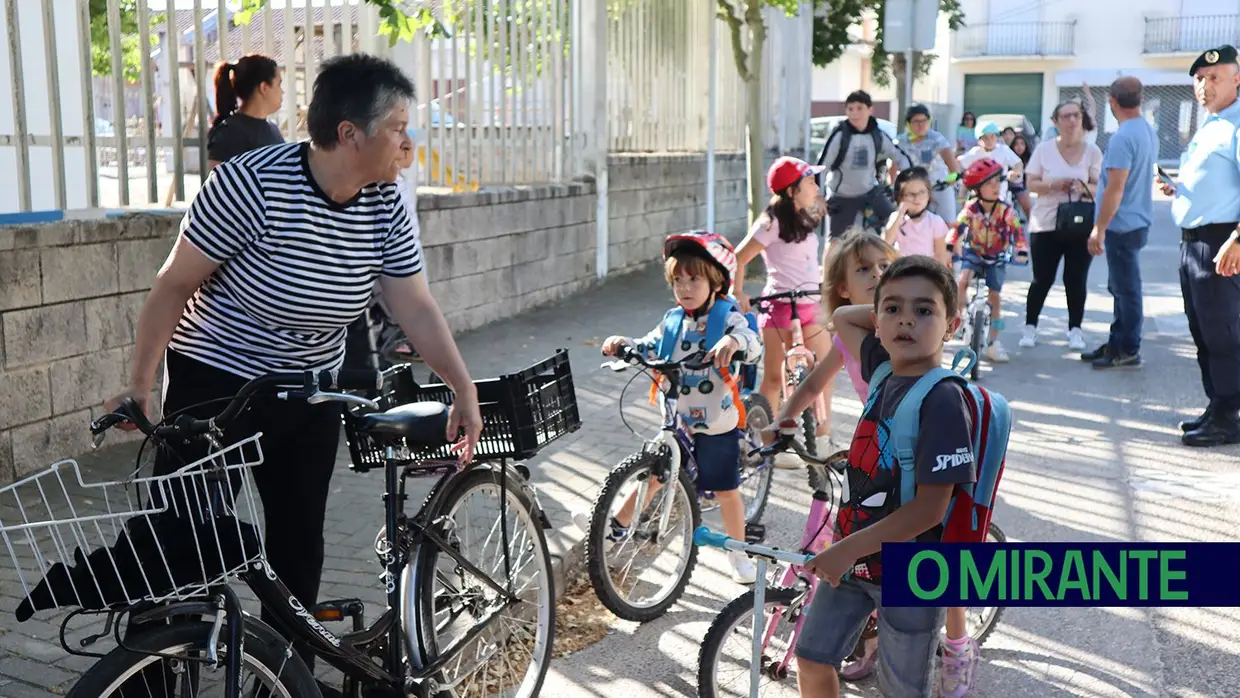 Crianças do Frade de Baixo vão de bicicleta para a escola