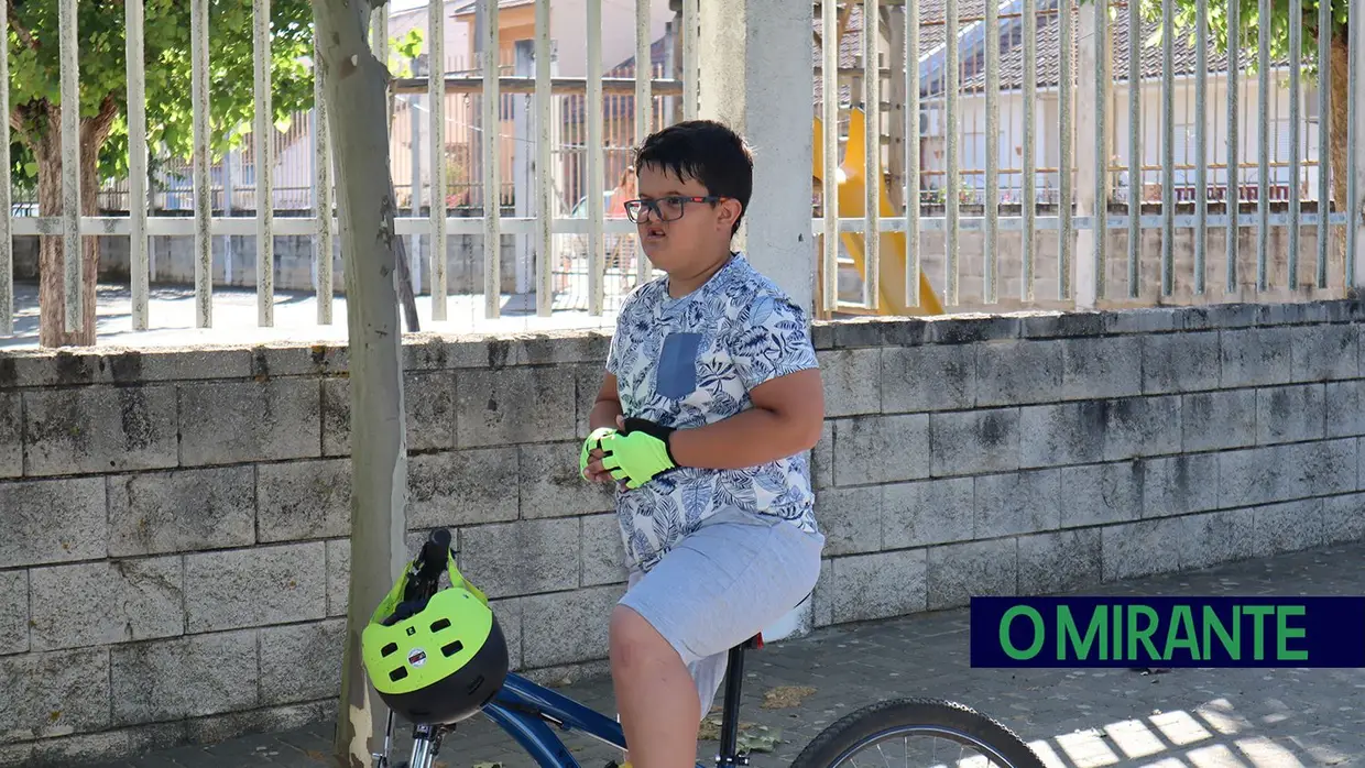 Crianças do Frade de Baixo vão de bicicleta para a escola