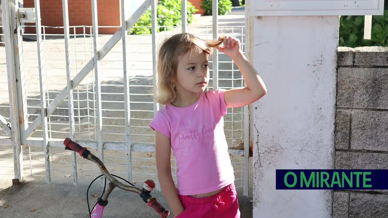 Crianças do Frade de Baixo vão de bicicleta para a escola