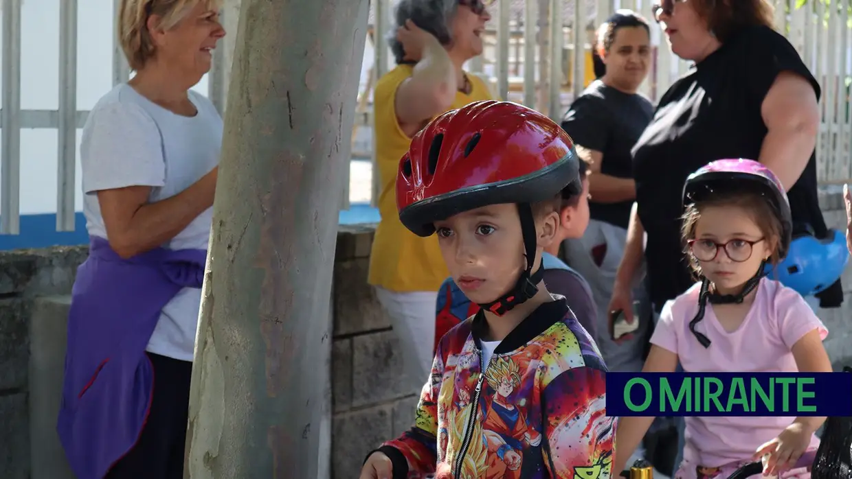 Crianças do Frade de Baixo vão de bicicleta para a escola
