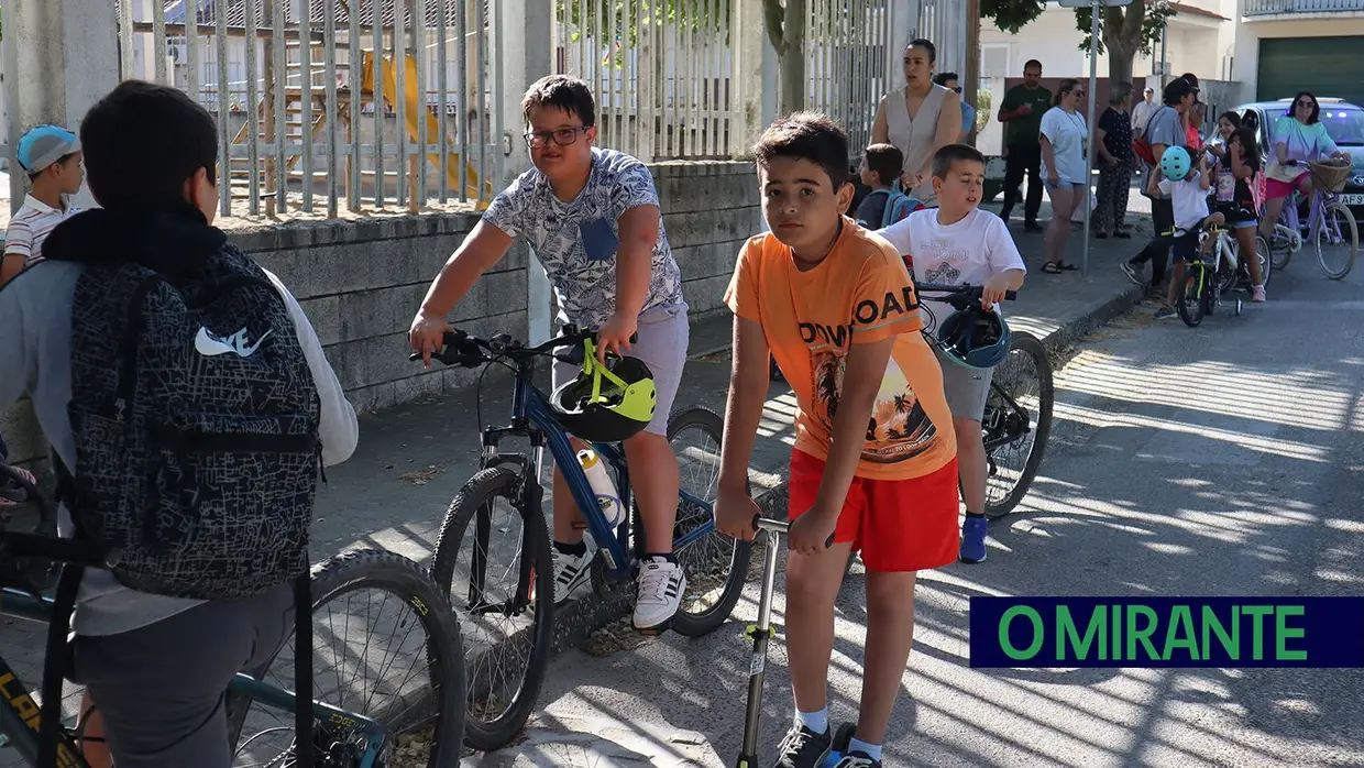 Crianças do Frade de Baixo vão de bicicleta para a escola