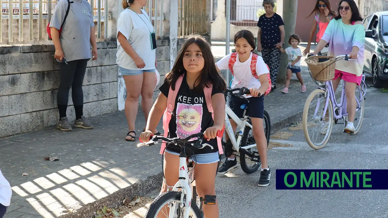 Crianças do Frade de Baixo vão de bicicleta para a escola