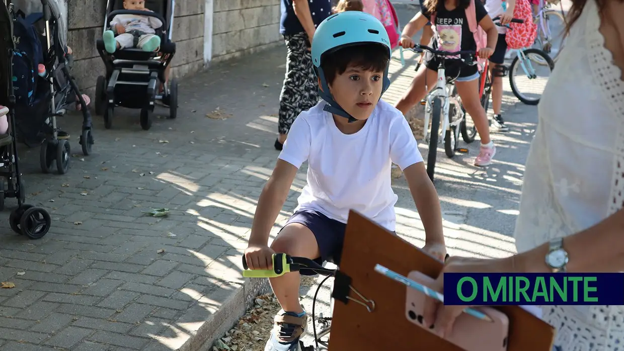 Crianças do Frade de Baixo vão de bicicleta para a escola