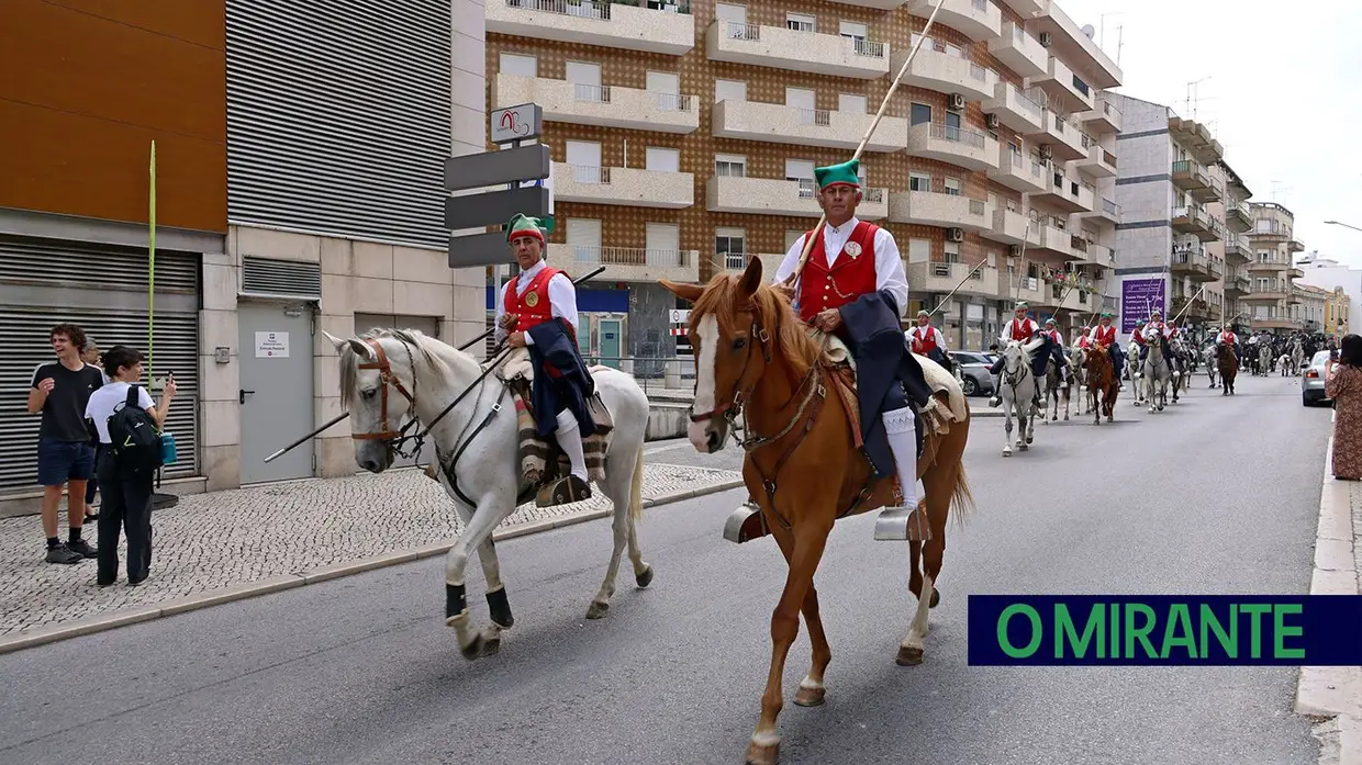 Desfile de campinos em Santarém no dia de abertura da Feira do Ribatejo