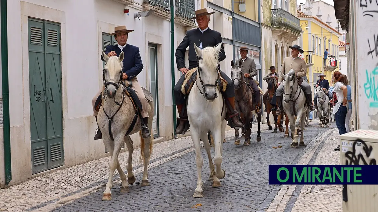 Desfile de campinos em Santarém no dia de abertura da Feira do Ribatejo