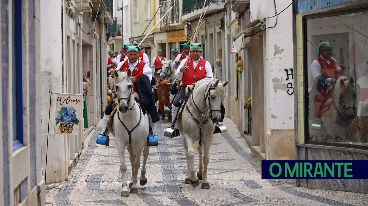 Desfile de campinos em Santarém no dia de abertura da Feira do Ribatejo