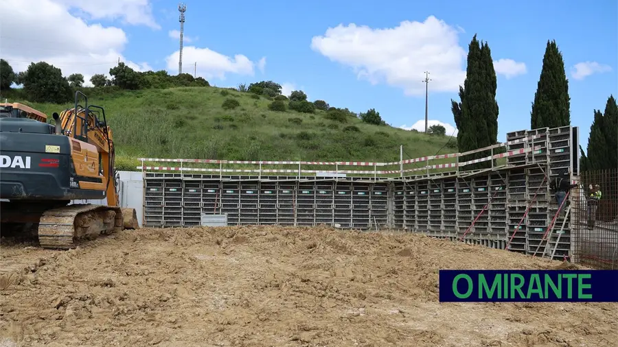 Ampliação do cemitério de Aveiras de Cima decorre a bom ritmo Ampliação do cemitério de Aveiras de Cima decorre a bom ritmo